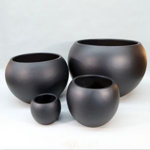 heller Vasen-Set H010-005-S3 heller mit 4 Pflanzgefäßen aus Fiberstone in der Farbe Schwarz von 26 bis 72 Zentimeter Höhe und Durchmesser von 25 bis 100 Zentimeter.