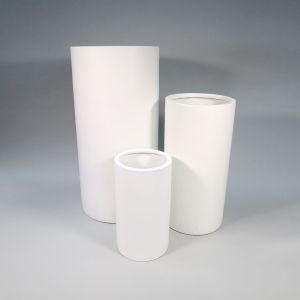 heller Vasen-Set H010-097-S2 mit 3 Pflanzgefäßen aus Fiberstone in der Farbe Weiß von 40 bis 80 Zentimeter Höhe und Durchmesser von 22 bis 40 Zentimeter.